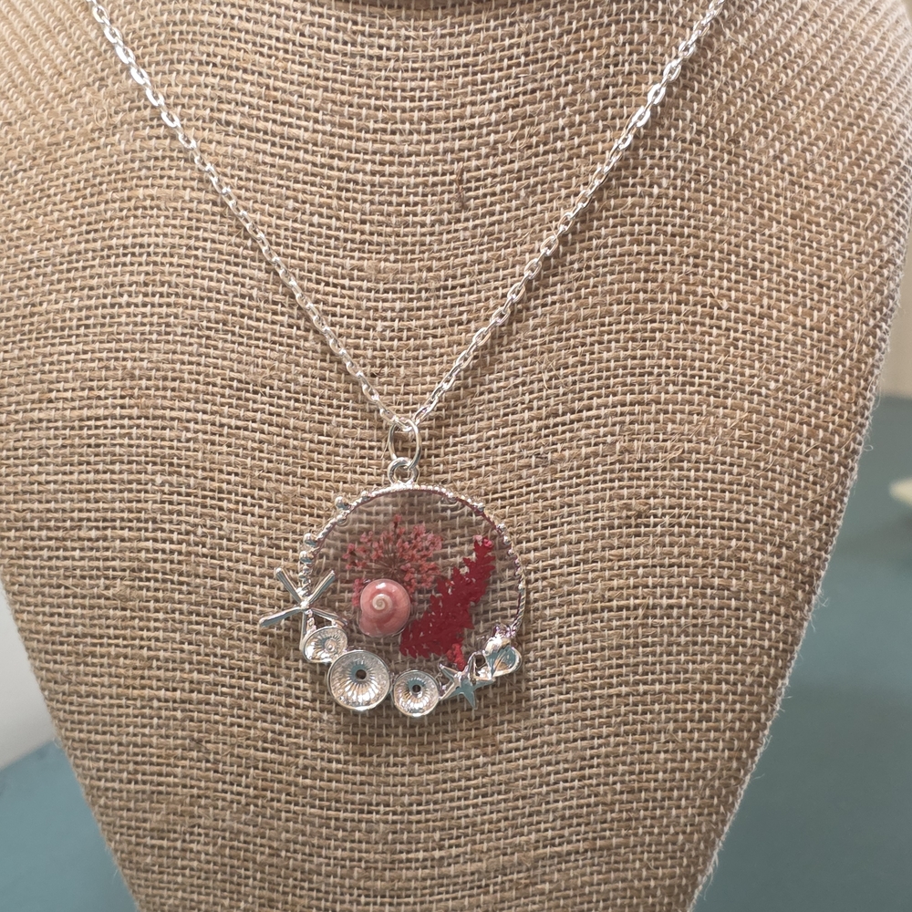 Elegant Silver and Red Seashell Pendant Necklace